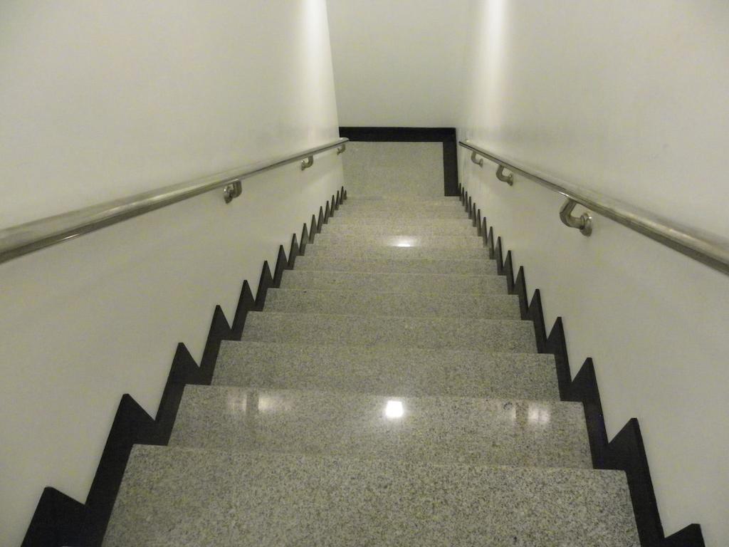 High Five Hotel Yangon Extérieur photo