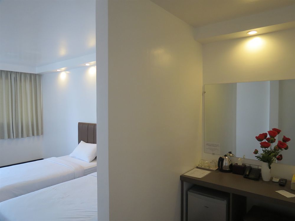 High Five Hotel Yangon Extérieur photo