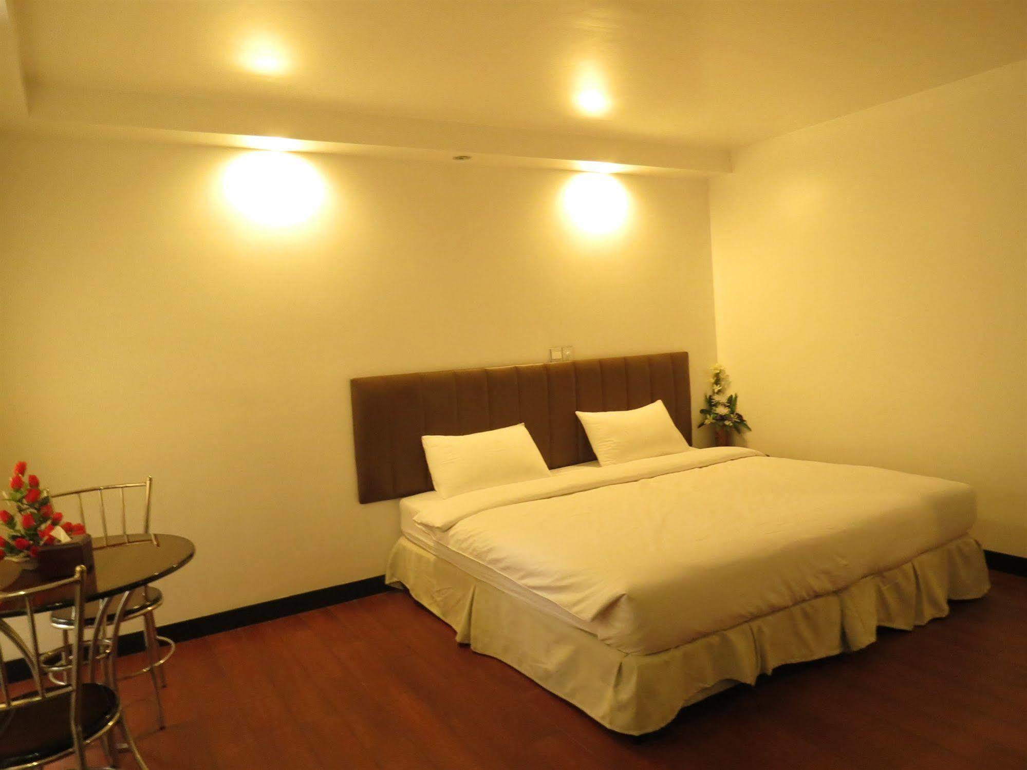 High Five Hotel Yangon Extérieur photo