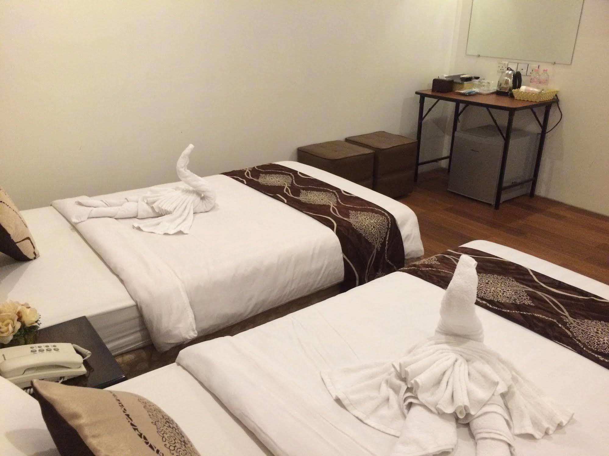 High Five Hotel Yangon Extérieur photo