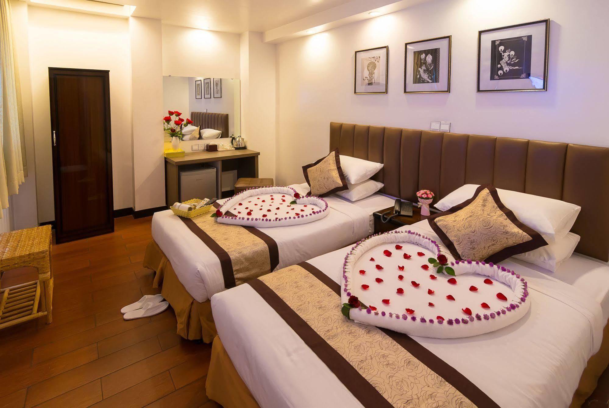 High Five Hotel Yangon Extérieur photo