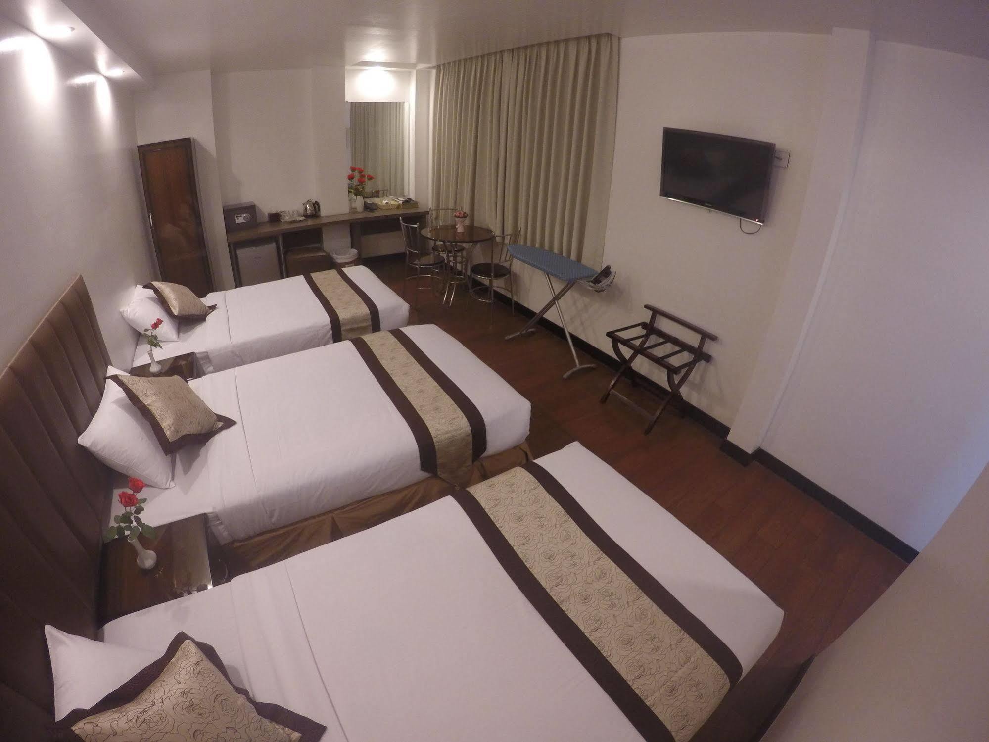 High Five Hotel Yangon Extérieur photo