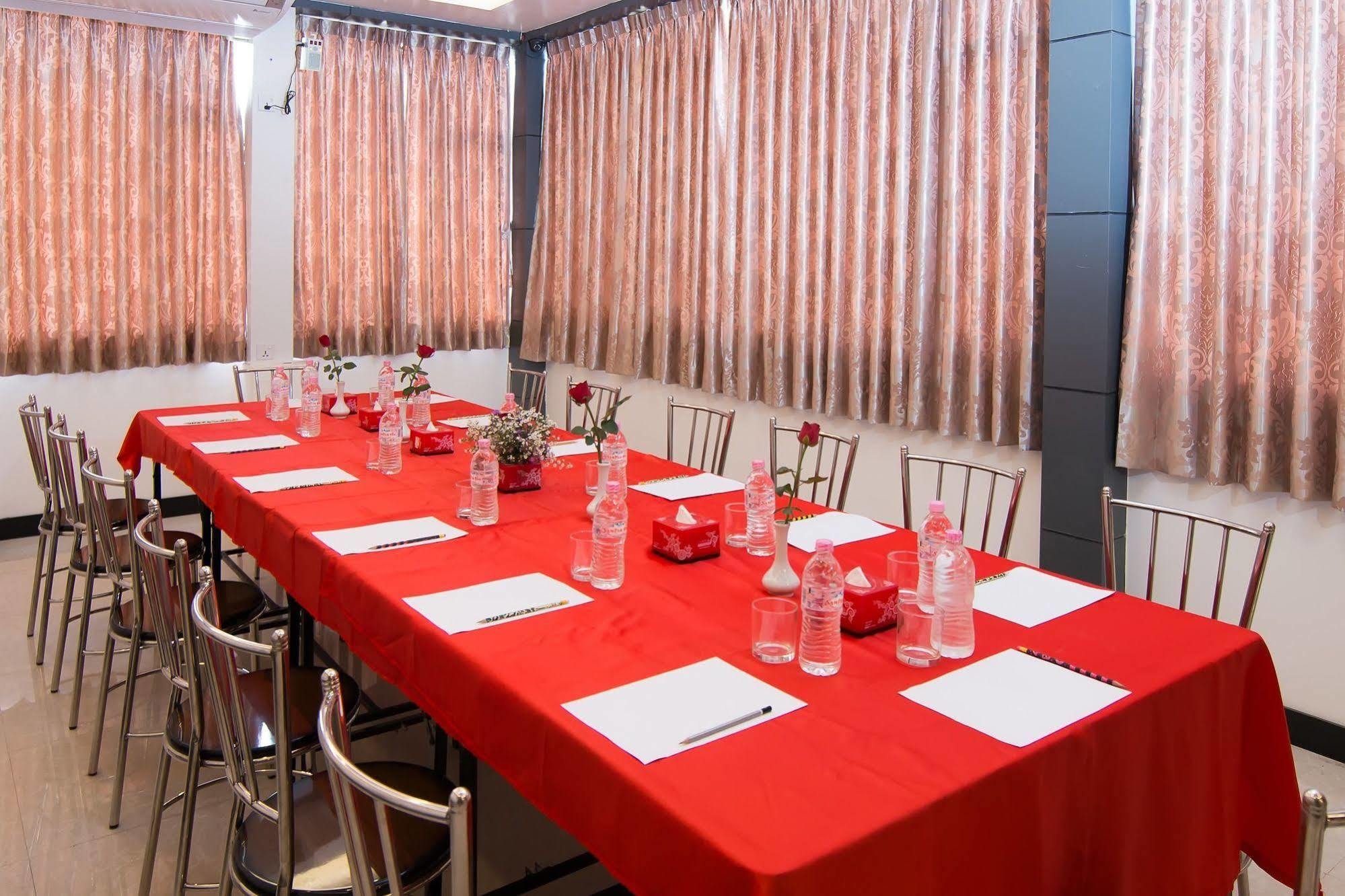 High Five Hotel Yangon Extérieur photo